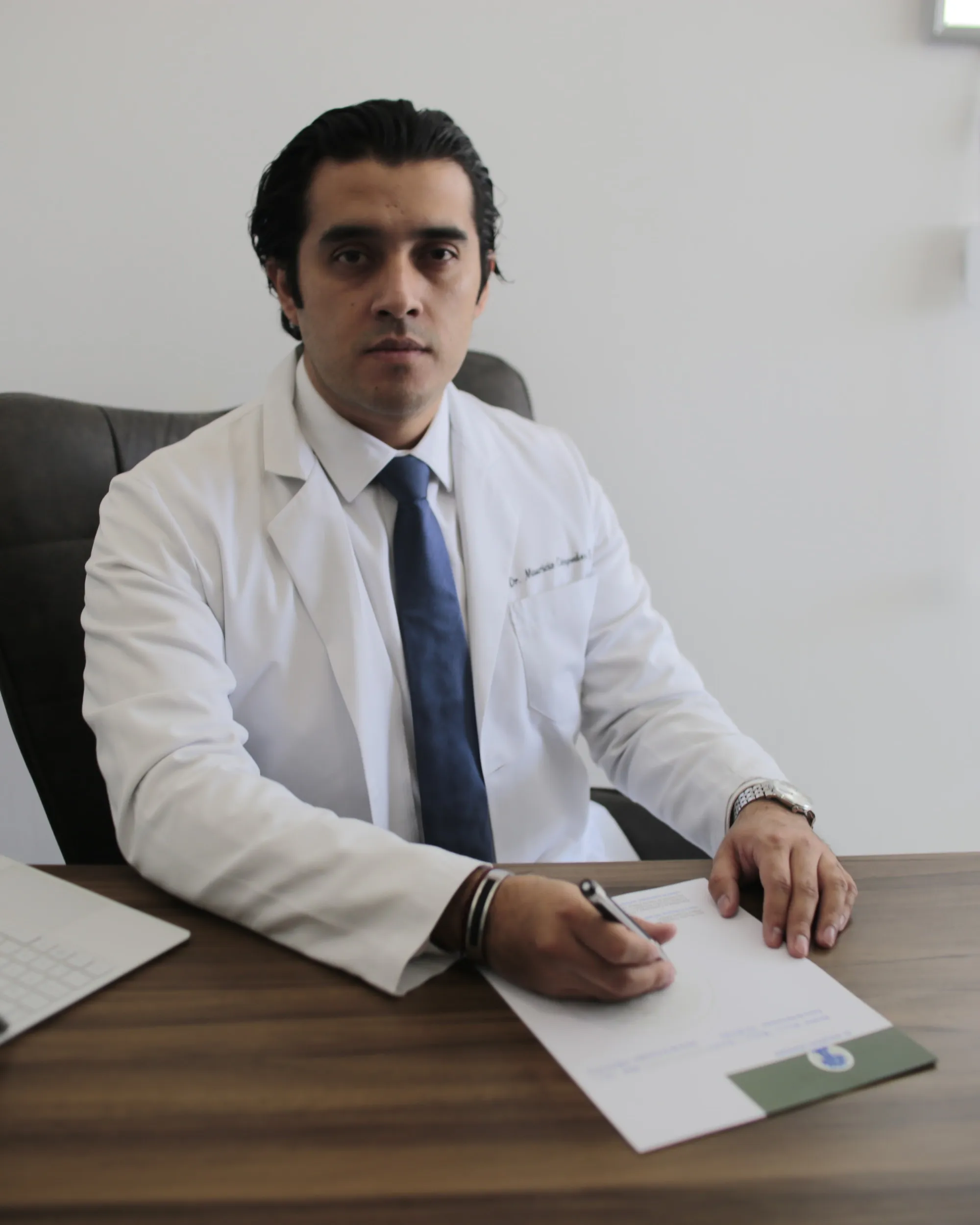 El Dr. Mauricio Céspedes en su escritorio durante una consulta en Torres Médicas de Angelópolis