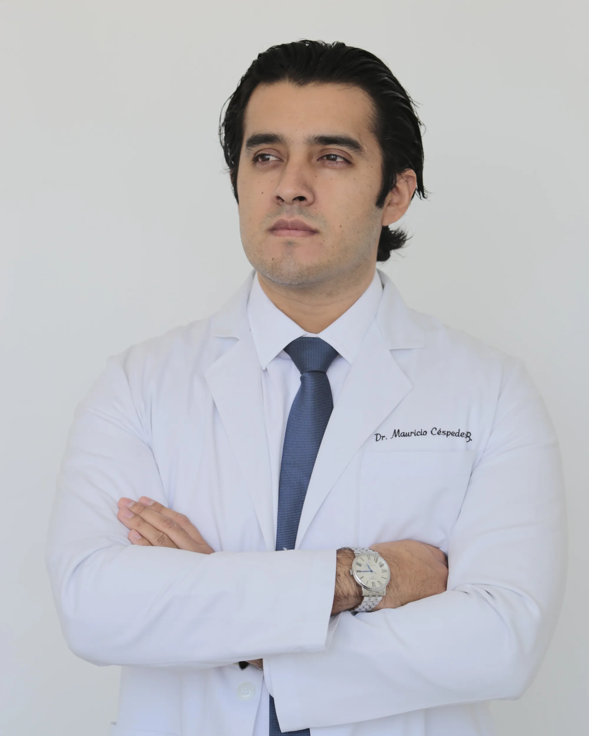Retrato del Dr. Mauricio Céspedes, ortopedista y traumatólogo en Puebla, con bata blanca